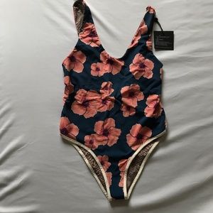 NWT - Acacia Palm Springs in Hibiscus (Small)